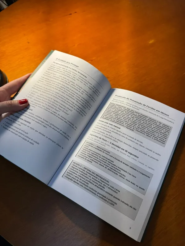Páginas internas reais do livro abertas sobre uma mesa
