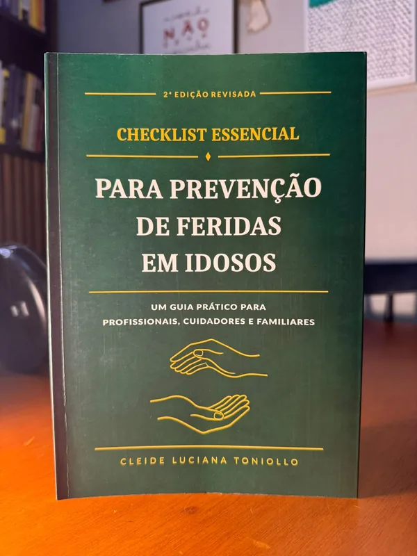 Livro físico Checklist Essencial para Prevenção de Feridas em Idosos em pé, com a capa centralizada